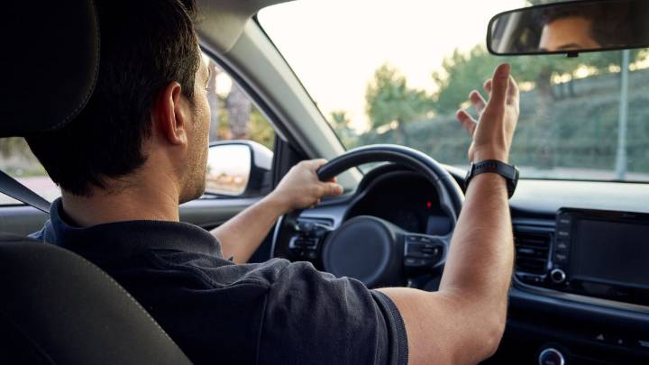 Casi el doble de multas y más distracciones: un estudio compara a hombres y mujeres al volante