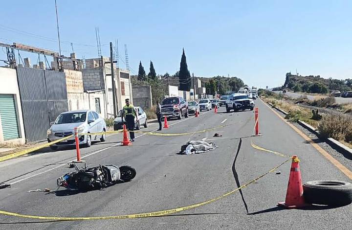 Motociclista se estrella contra un automóvil