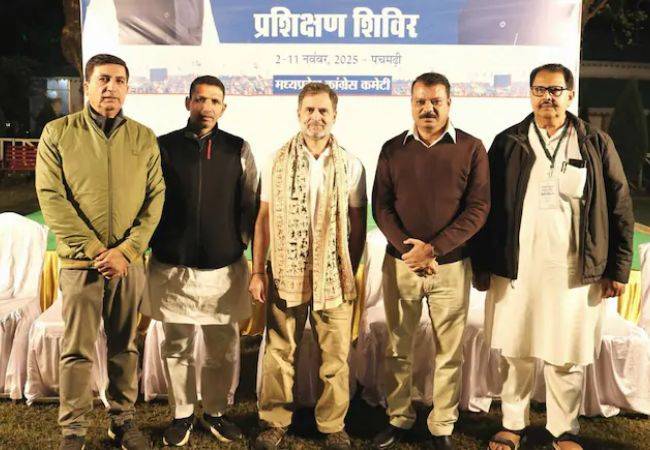 Rahul earns 10 push-up 'punishment' for late arrival at Cong trai...