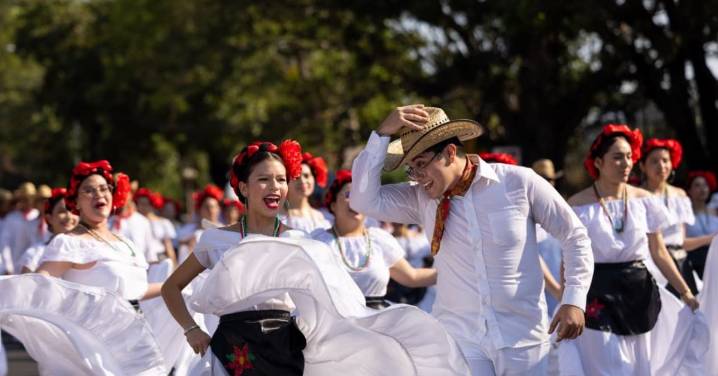 Más de 7,200 participantes en el Desfile por 115 Aniversario de la Revolución Mexicana, en Colima