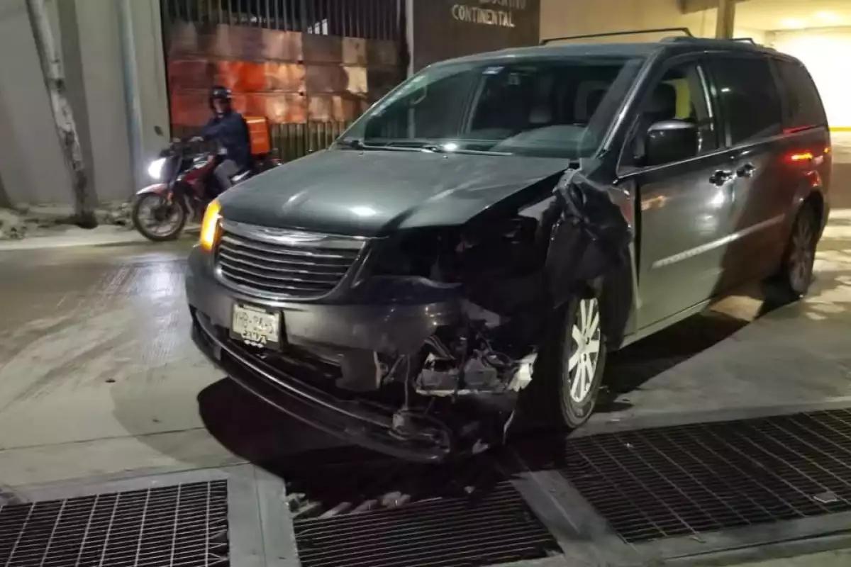 Fuerte choque entre motocicleta y camioneta en San Manuel deja un lesionado y cuantiosos daños