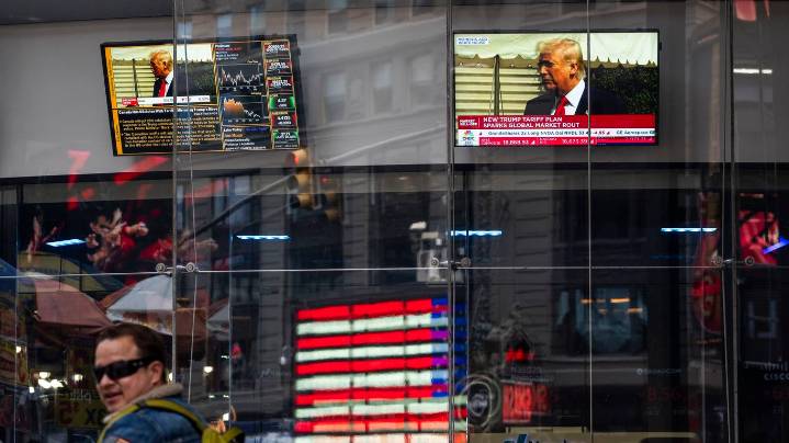 Trump's closing argument: Tariff case is "life or death" for the U.S.