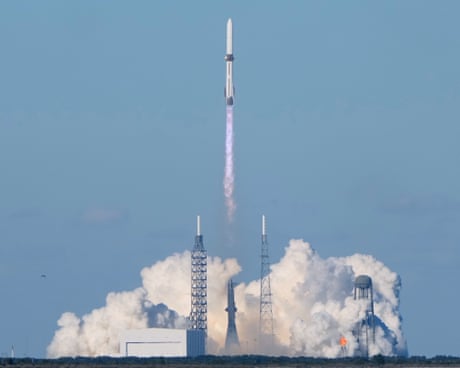 Jeff Bezos’s Blue Origin launches rocket carrying twin Nasa spacecraft to Mars