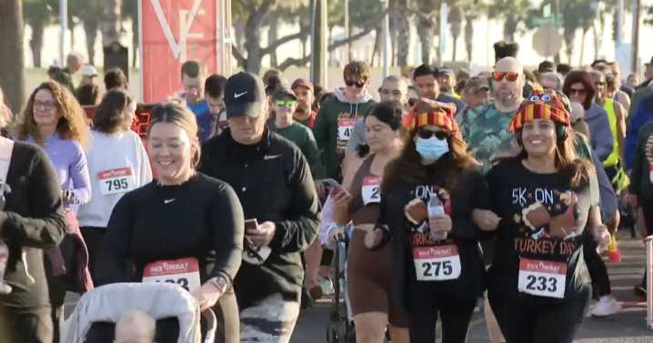 Turkey Chase draws record crowd on Thanksgiving morning