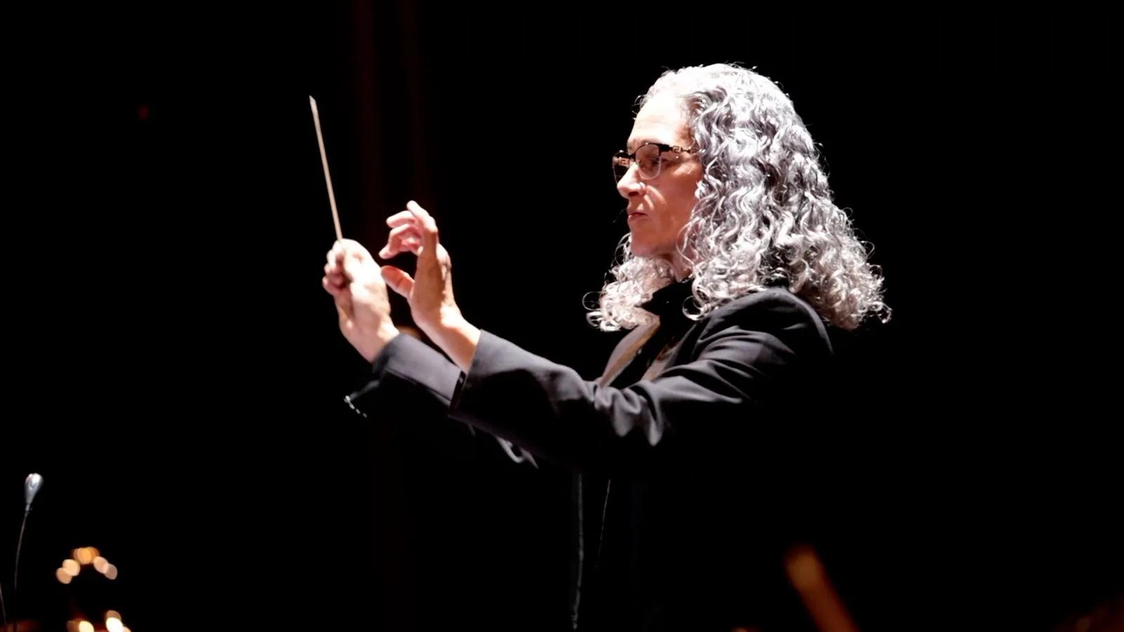 Lizzi Ceniceros con gran éxito representó a México en el “V Simposio Internacional de Directoras de Orquestas Sinfónicas”.