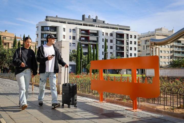Torrent homenajea la ayuda recibida durante la emergencia con tres figuras en la Plaza de la Unió Musical