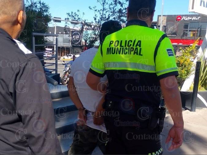 Paisano entró en crisis de ansiedad y subió al techo de un edificio