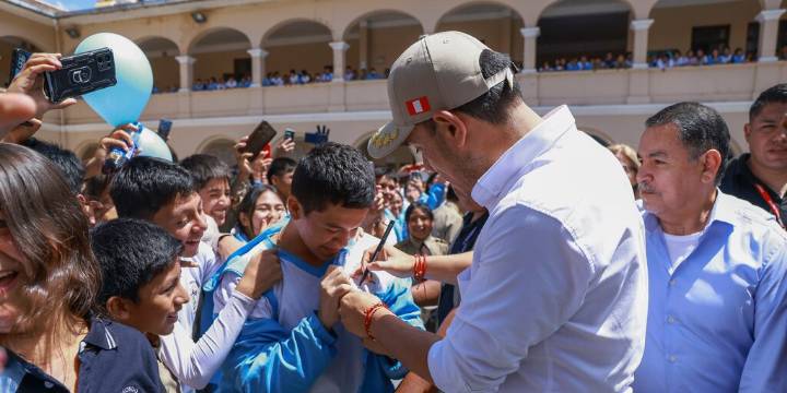 José Jerí firma autógrafos en colegio de Huánuco: escolares le entregan camisetas, cuadernos y hasta los brazos