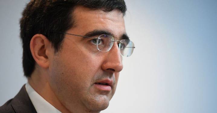 Former world chess champion to face probe over online comments about rival