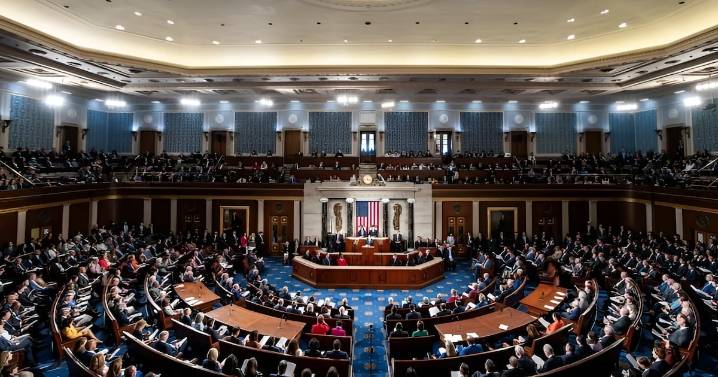 EE.UU. busca poner fin al cierre de gobierno más largo en una década en medio de duras tensiones por el plan sanitario