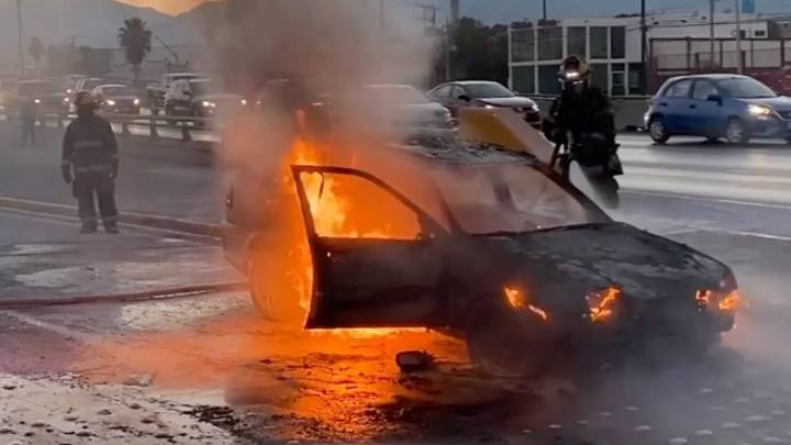 Auto “nuevo” sufre falla mecánica y se incendia en bulevar Fundadores