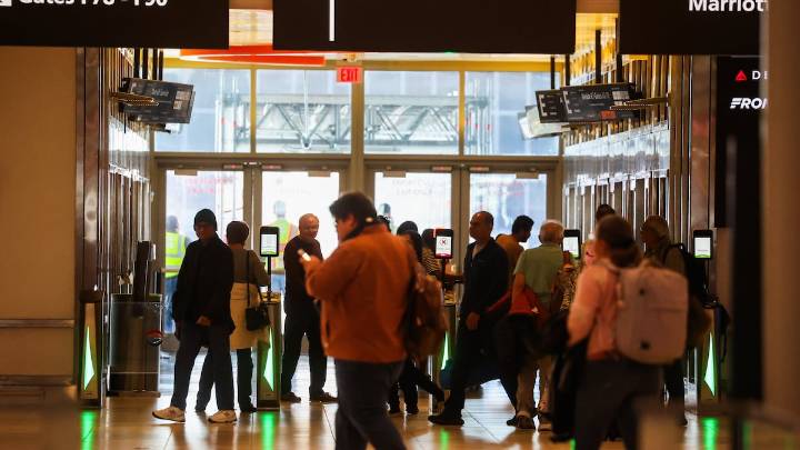 Flight cancellations hit Tampa airport amid shutdown