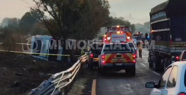 Confirman 7 muertos por volcadura de autobús en la Morelia
