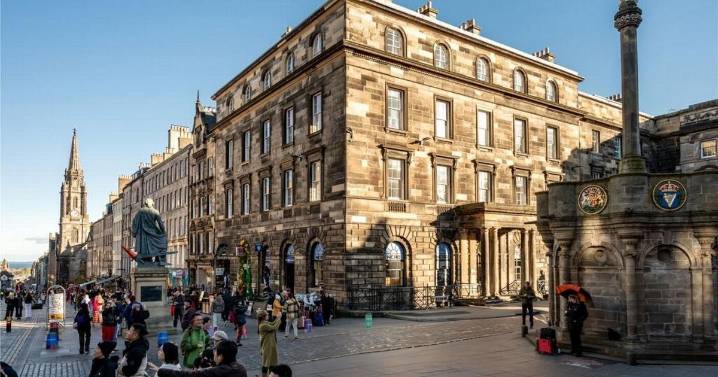 Stunning Edinburgh flat by Edinburgh Castle with incredible views joins market