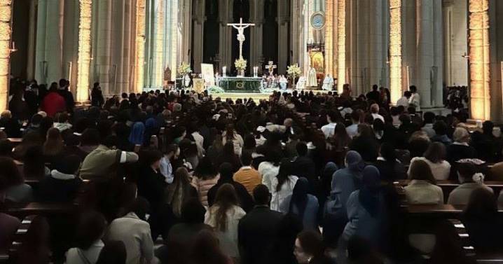 Silencio, oración y esperanza en una catedral abarrotada: así fue la vigilia de la Almudena