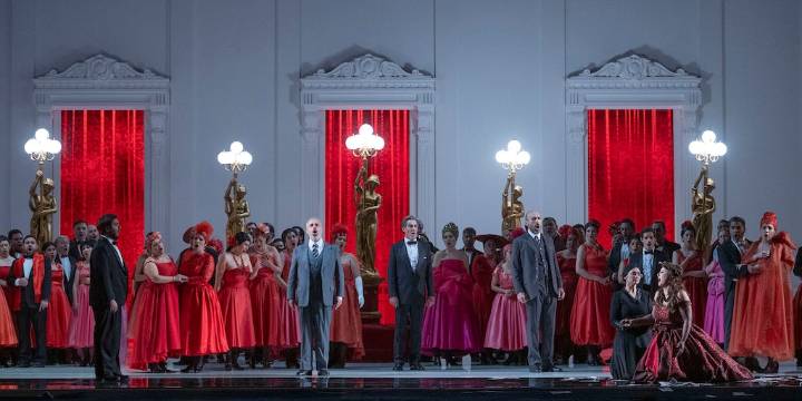 ‘La traviata’ de Verdi cierra la temporada lírica 2025 del Teatro Colón con una puesta sorprendente