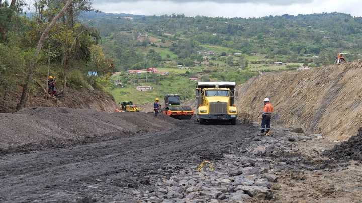 Vía al Llano: MinTransporte realiza recorrido de verificación en el Km 18 para analizar obras de rehabilitación