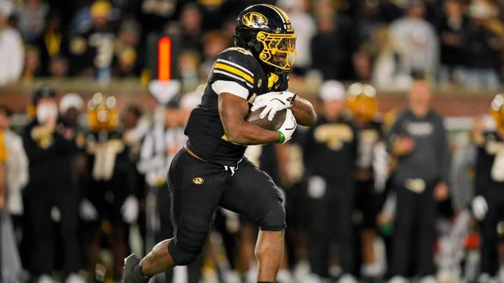 Week 13 college football odds, predictions: Picks, best bets today from expert on 33