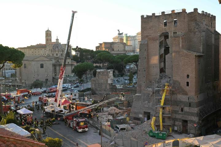 Colapsa torre medieval en Roma y deja un trabajador atrapado
