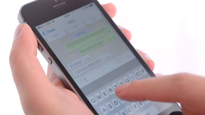 Condenada a dos años y medio de prisión una madre por compartir una conversación entre su marido y sus hijos en un chat de padres