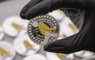 Presentan moneda de homenaje a Freddie Mercury