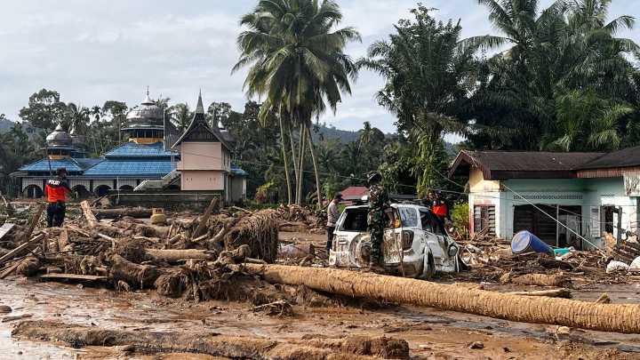 Al menos 440 muertos y más de 400 desaparecidos tras las inundaciones en Indonesia