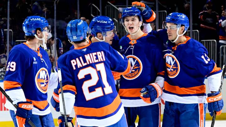 Schaefer scores twice, Islanders stun Blue Jackets with 2 goals in final 1:07