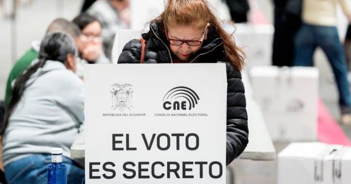 Ecuatorianos rechazan nueva Constitución y el retorno de bases militares extranjeras, un revés para Noboa