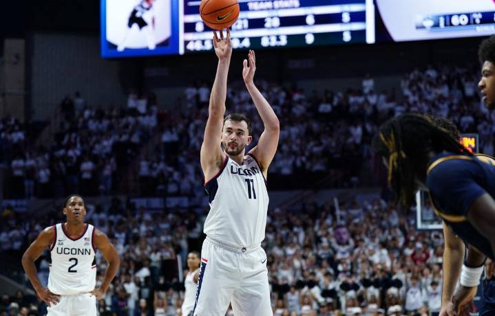 Deadspin | No. 4 UConn wants to shake off 'painful' effort, faces UMass Lowell