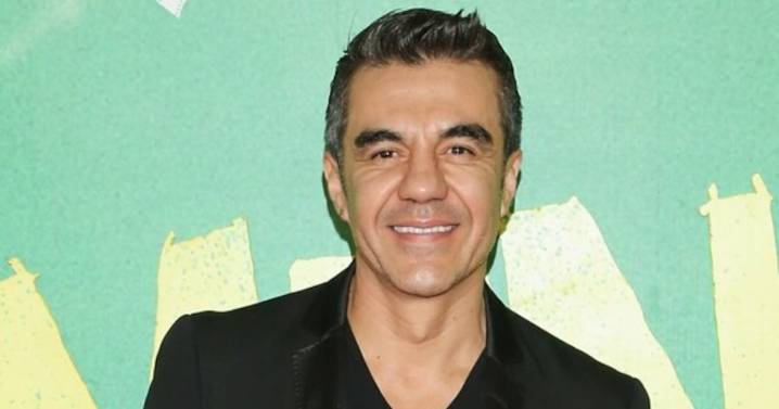 Adrián Uribe publica foto desde el hospital tras ser operado de emergencia; ¿qué le pasó?