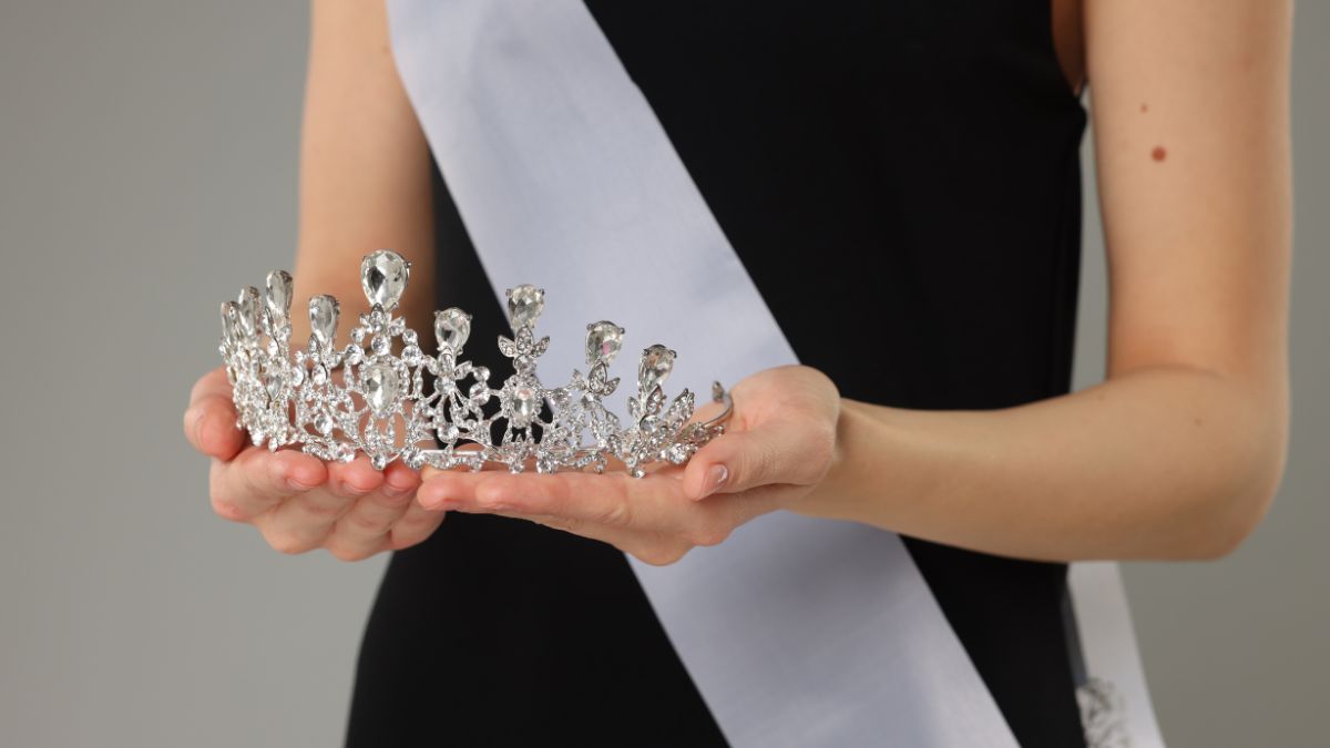 Video | ¡No lo aguantó! Virreina botó su banda y abandonó el certamen en plena coronación - Canal 1