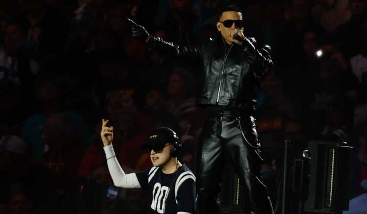 ¡Se robó el show! Daddy Yankee se luce con Bizarrap en el medio tiempo del juego de NFL en el Santiago Bernabéu