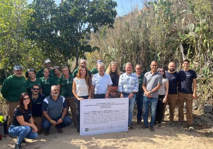 El Cabildo activa a 14 personas desempleadas para reforestar el Bosque de los Recuerdos en Valleseco