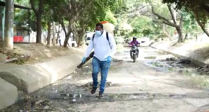 Alcaldía intensifica acciones comunitarias para prevenir el dengue en barrios de Santa Marta