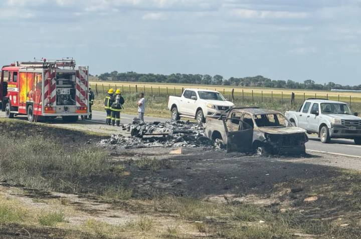 Pérdidas totales en la Ruta 35: camioneta, carro y piletas consumidos por el fuego