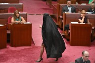 Suspenden a la senadora australiana Pauline Hanson por usar un burka como protesta