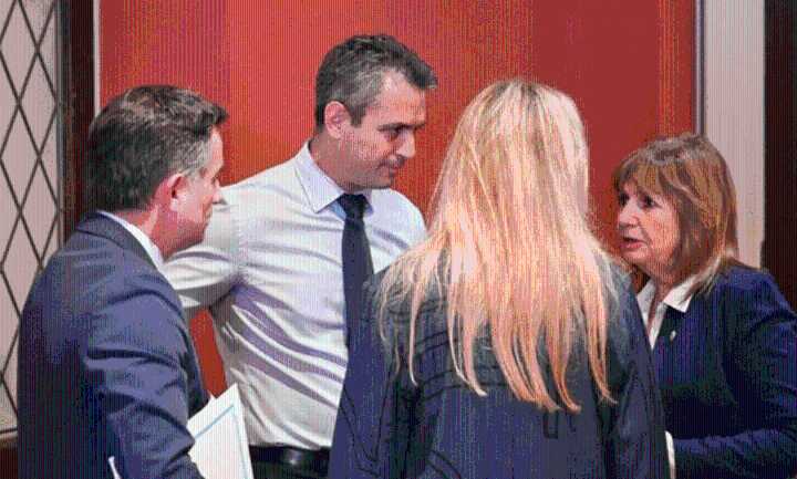 El gobierno armó una nueva mesa política y dejó afuera a Adorni