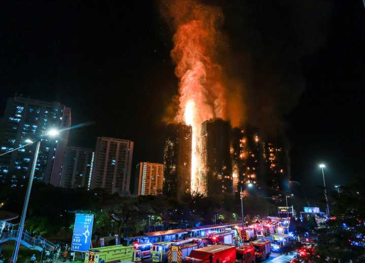 El incendio en Hong Kong ya suma 128 muertos; ya hay 8 detenidos
