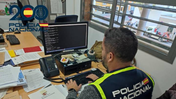 Detenidos dos hombres por pedir citas masivas para asilo y revenderlas por 50 euros a migrantes