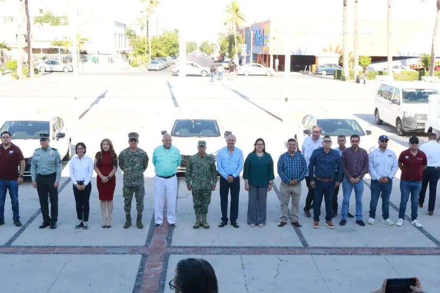 Gobernador entrega ocho vehículos al SEDIF para fortalecer programas sociales