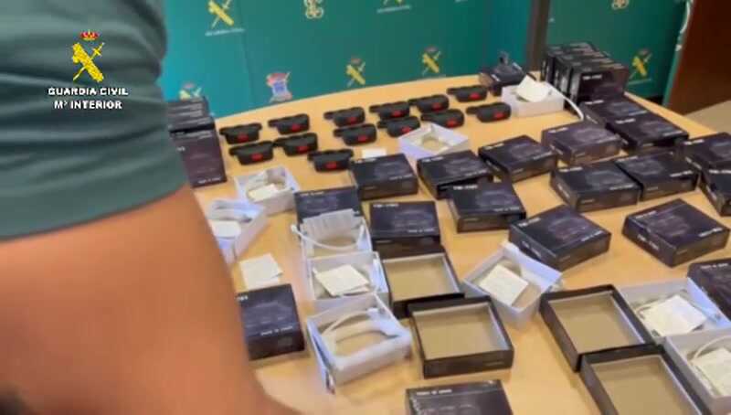 Intervienen más de 450 puños americanos con descarga eléctrica en un almacén de San Juan del Puerto