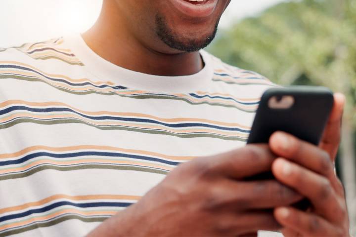 Woman Discovers Boyfriend Has a Second Phone for 'Heartbreaking' Reason