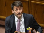 “Me llevo las críticas con humildad”: Pardow rompe en llanto tras rechazo a acusación constitucional en su contra