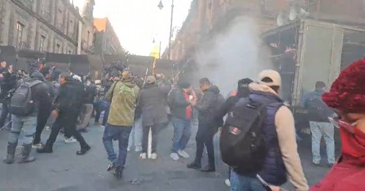 CNTE intenta saltar vallas que protegen Palacio Nacional