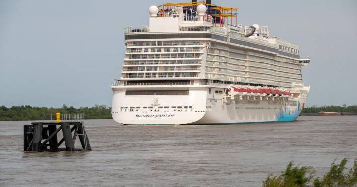 FedEx missed its chance to resolve a luggage shipment complaint. Now they're on blast.