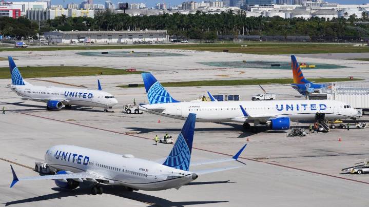 Commercial airlines resume regular schedules after shutdown