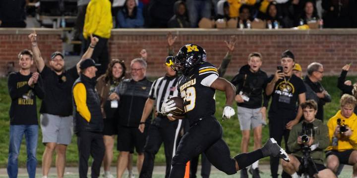 No. 8 Oklahoma defeats No. 23 Missouri 17-6, moves closer to possible College Football Playoff spot