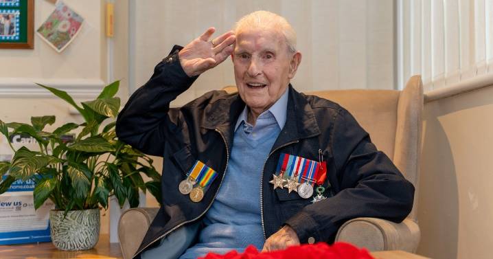 99-year-old Teesside war veteran proudly salutes fallen on Remembrance Sunday