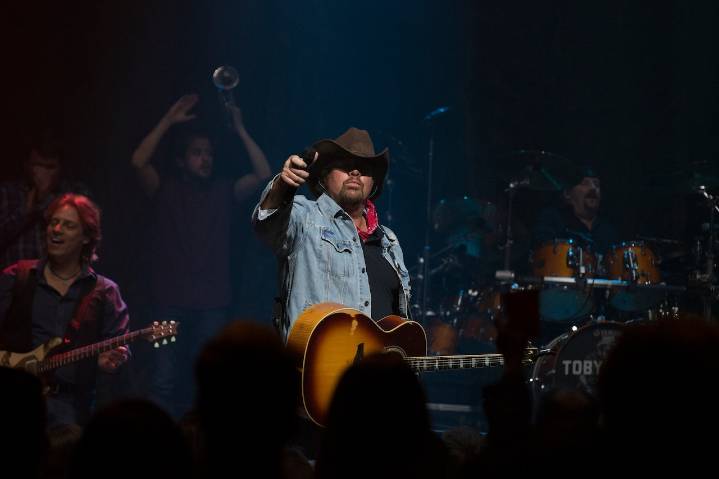 Country music star who died and was brought back saw Toby Keith on the other side