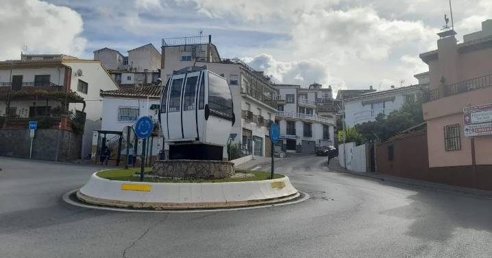 Una antigua cabina de Sierra Nevada da la bienvenida a Monachil